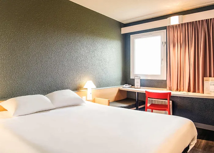 Ibis Coeur De Normandie 3* 팔레즈